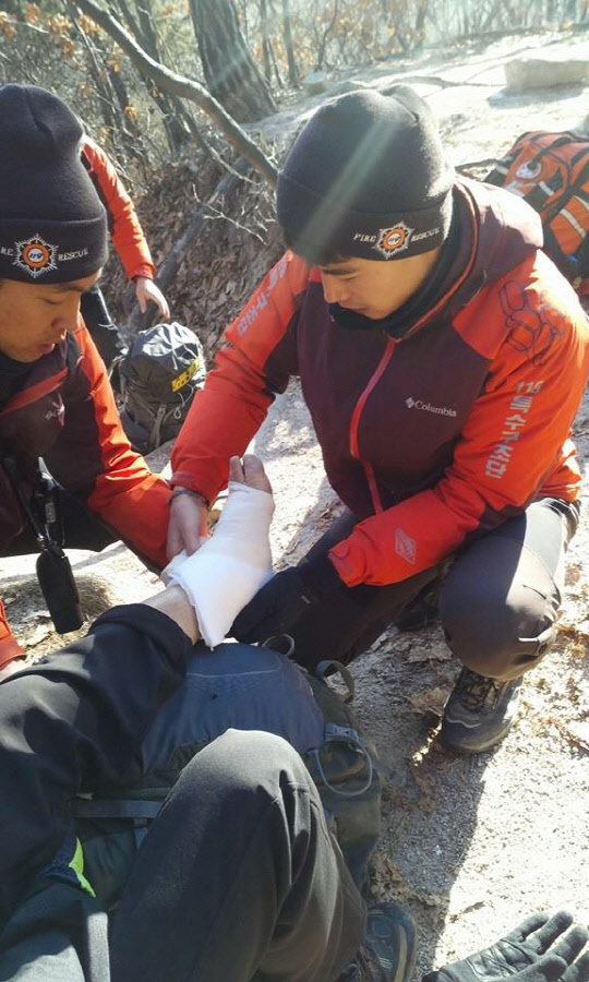 오영환 의원이 서울 119특수구조단 산악구조대원일 당시 부상자 구조활동을 하는 모습. 오영환 의원실 제공.